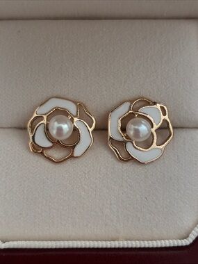 Gold-Tone Flower Pearl Stud Earrings in White Enamel - Women Jewelry
